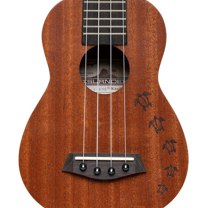 Islander MS-4-HNS Traditionell sopran ukulele med mahogny topp och Honu sköldpadda gravyr